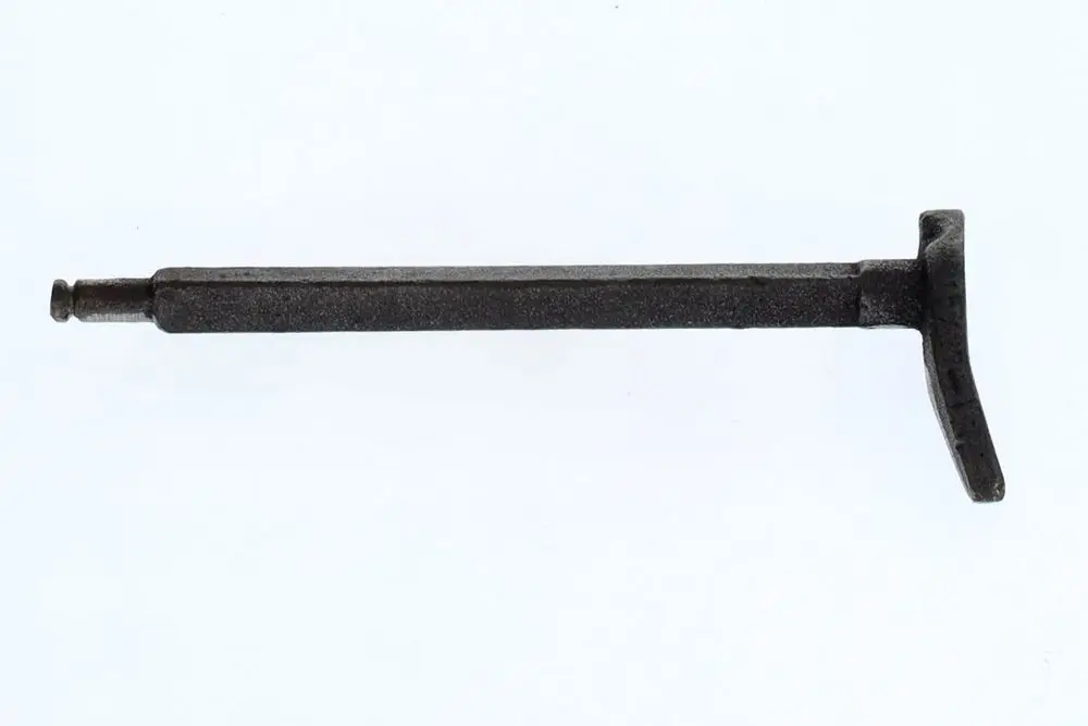 Schlüssel von Bosch, mit einem langen, geraden Schaft und einem T-förmigen Griff, aus einem dunklen Metallmaterial hergestellt.
